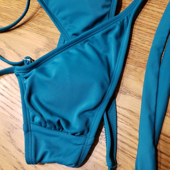 Small forest green criss cross wrap bikini top adjustable straps - Picture 2 of 6